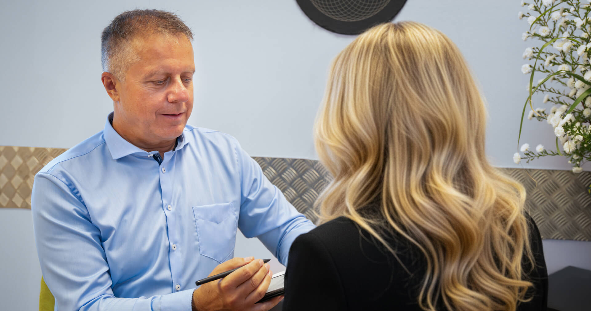 Paarberater Christian Rieder während einer Paarberatungssitzung